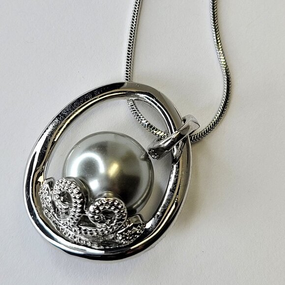 Jewelry - Silver Grey Pearl Pendant Necklace